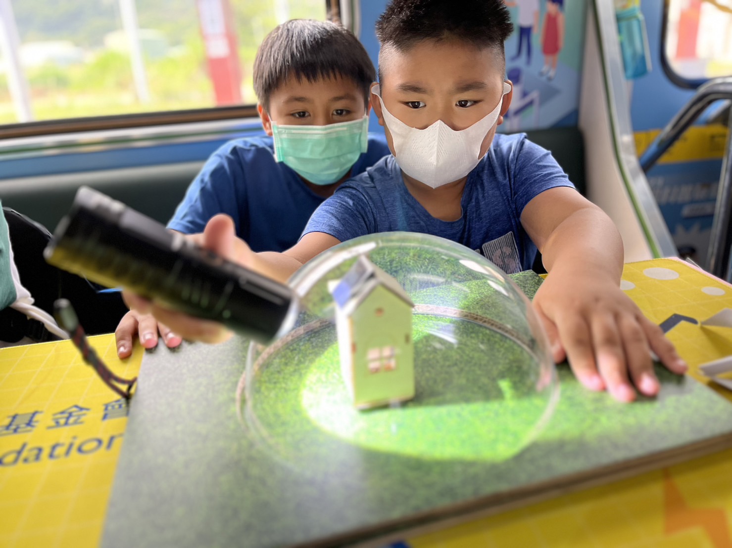 友達參與基礎科學主題車廂，以STEAM教學精神，設計「逐日科學家」、「太陽能工程師」以及「淨零建築師」三大能源科普課程和實驗