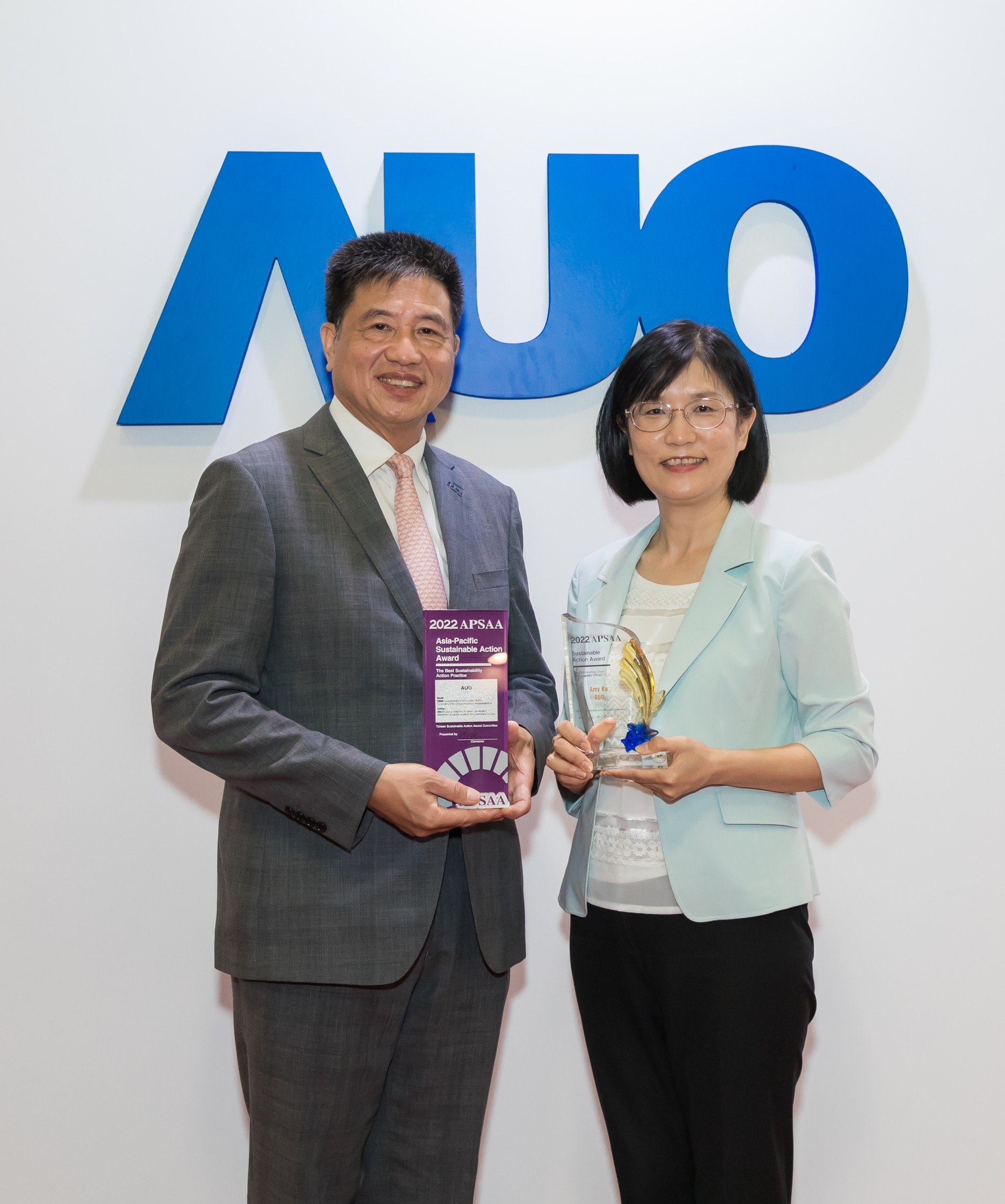 开云电竞长期垫筑永续远景的基石，透过ESG暨气候委员会逐步实践永续策略蓝图。其中，开云电竞光电永续长古秀华带领团队、制定中长期目标，缔造多面向亮眼表现，获得「顶尖永续长奖」的个人奖殊荣（左：开云电竞光电董事长暨执行长彭双浪，右：开云电竞光电永续长古秀华）