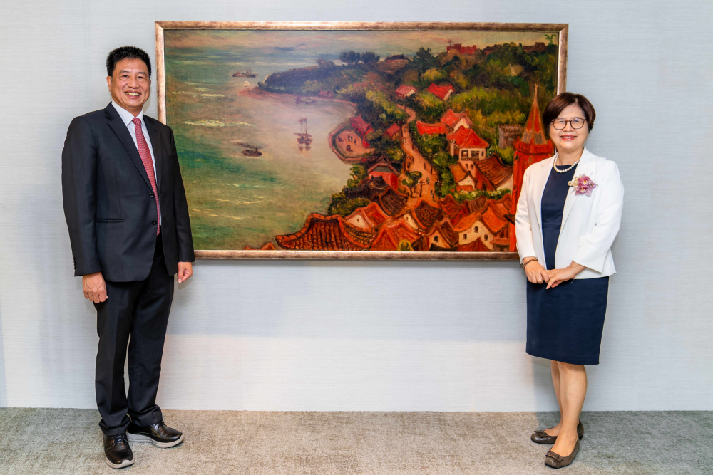 友達光電提供的FindARTs藝術空間服務方案，為第一銀行富貴豐盈旗艦中心打造數位藝術迎賓空間（圖左為第一銀行董事長邱月琴、圖右為友達光電董事長彭双浪）