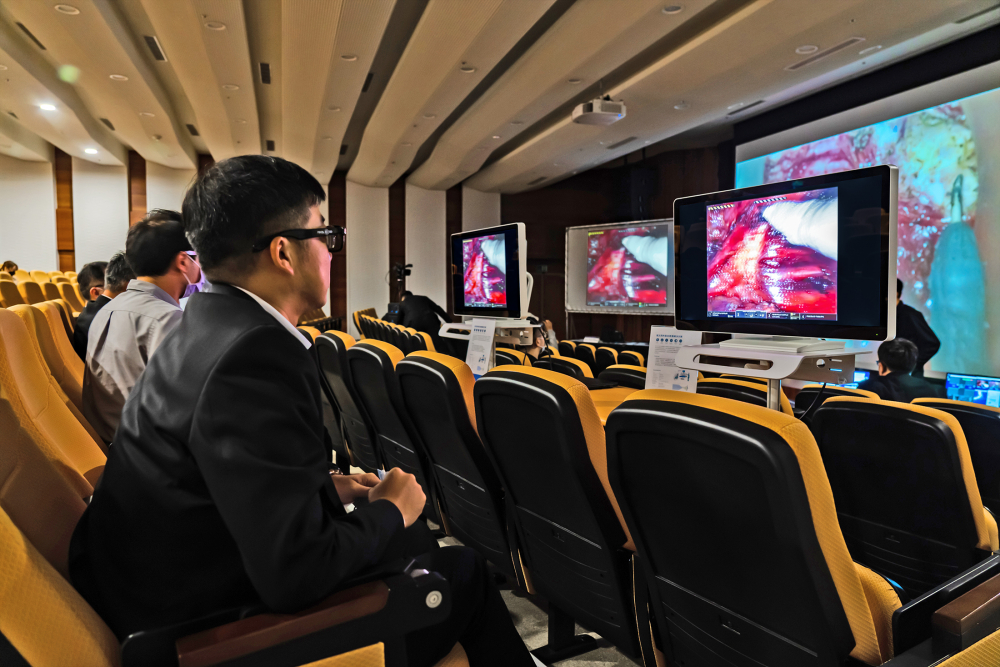 達擎之「達文西外接3D影像解決方案」，將達文西手術機器手臂的3D影像即時連線轉播，在會議室觀摩的醫師們只要戴上偏光眼鏡，就能與執刀醫師看到同步的3D立體影像，如臨操作台現場，縮短達文西手術的學習曲線