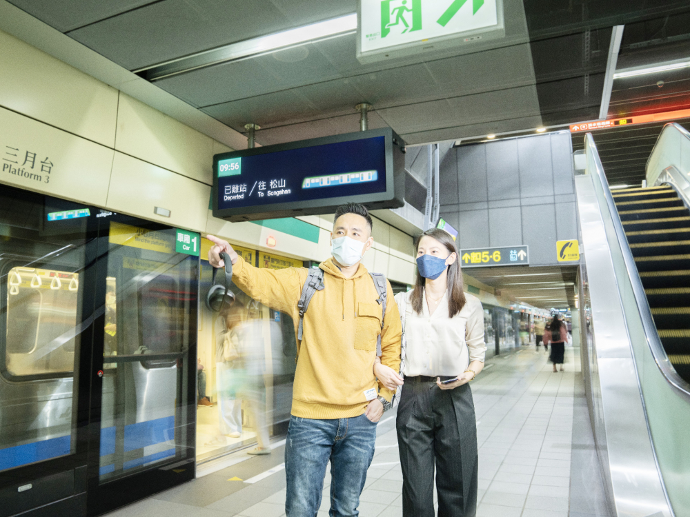 友達旗下達擎之客製化TARTAN顯示器，於台北捷運中山站亮相。以獨特長條型比例與高畫質特色，為台北捷運站帶來嶄新的都會車站風貌