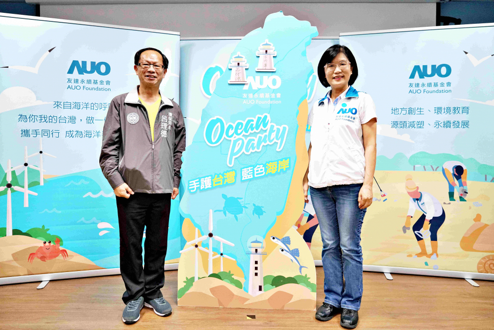 友達光電永續長古秀華（右）與桃園市環保局局長呂理德（左）進行海岸線認養儀式，簽署於象徵藍色宣言的海岸永續燈塔上，承諾以實際行動與環境教育方式，投入桃園海岸線守護行列