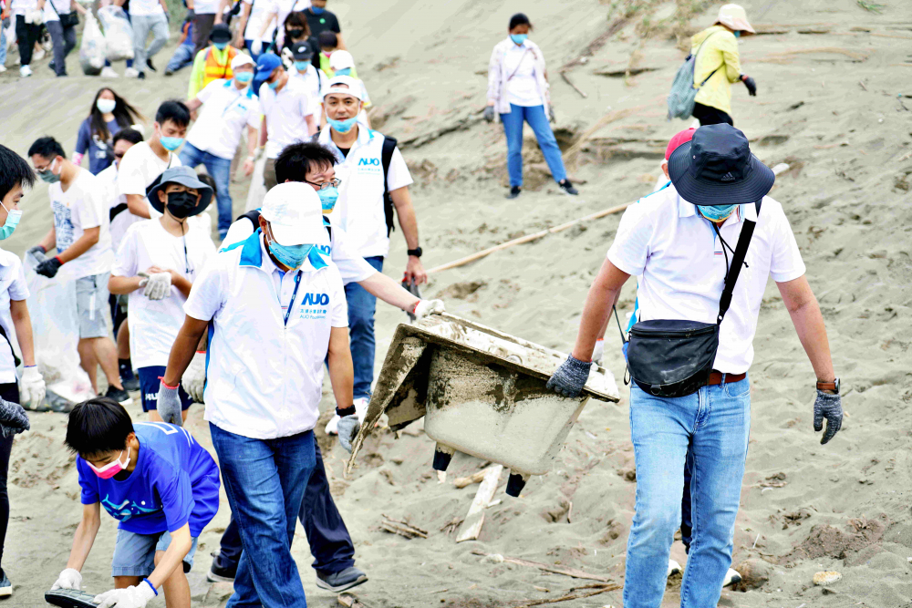 友達永續基金會2022 Ocean Party活動，與桃園市政府環保局、海湧工作室、觀音樹林里社區多方合作，一同手護台灣藍色海岸