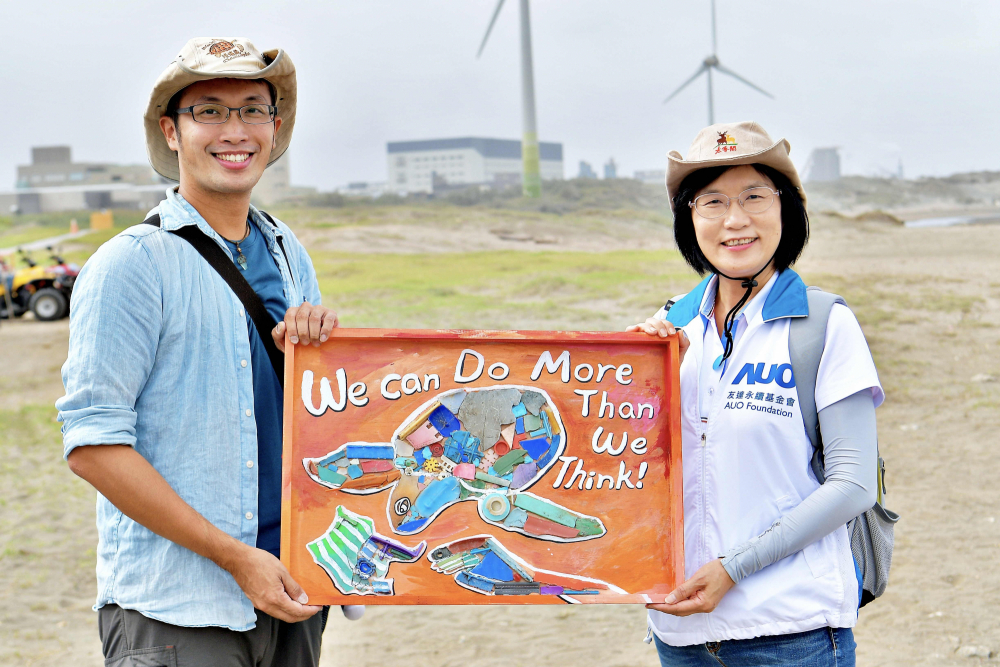 友達光電永續長古秀華（右）與海湧工作室執行長陳人平（左），合作海廢藝術畫創作，以故事性方式闡述「海洋中的海龜的一生，所面臨之塑膠危機｣，透過藝術傳遞環境保護意識