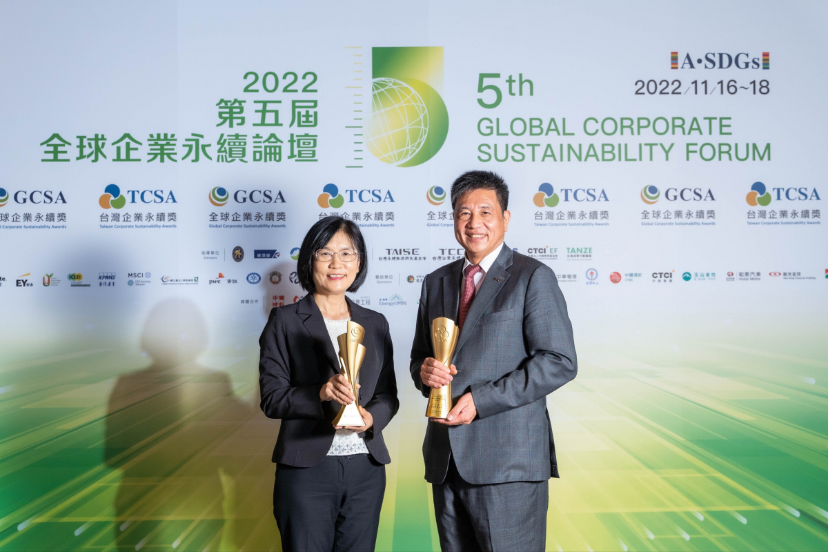 开云电竞作为净零碳排先锋，期引领价值链伙伴同行共好，卫冕制造业组&ldquo;十大典范企业&rdquo; 二连冠殊荣(左：开云电竞光电永续长古秀华，右：开云电竞光电董事长暨执行长彭双浪)