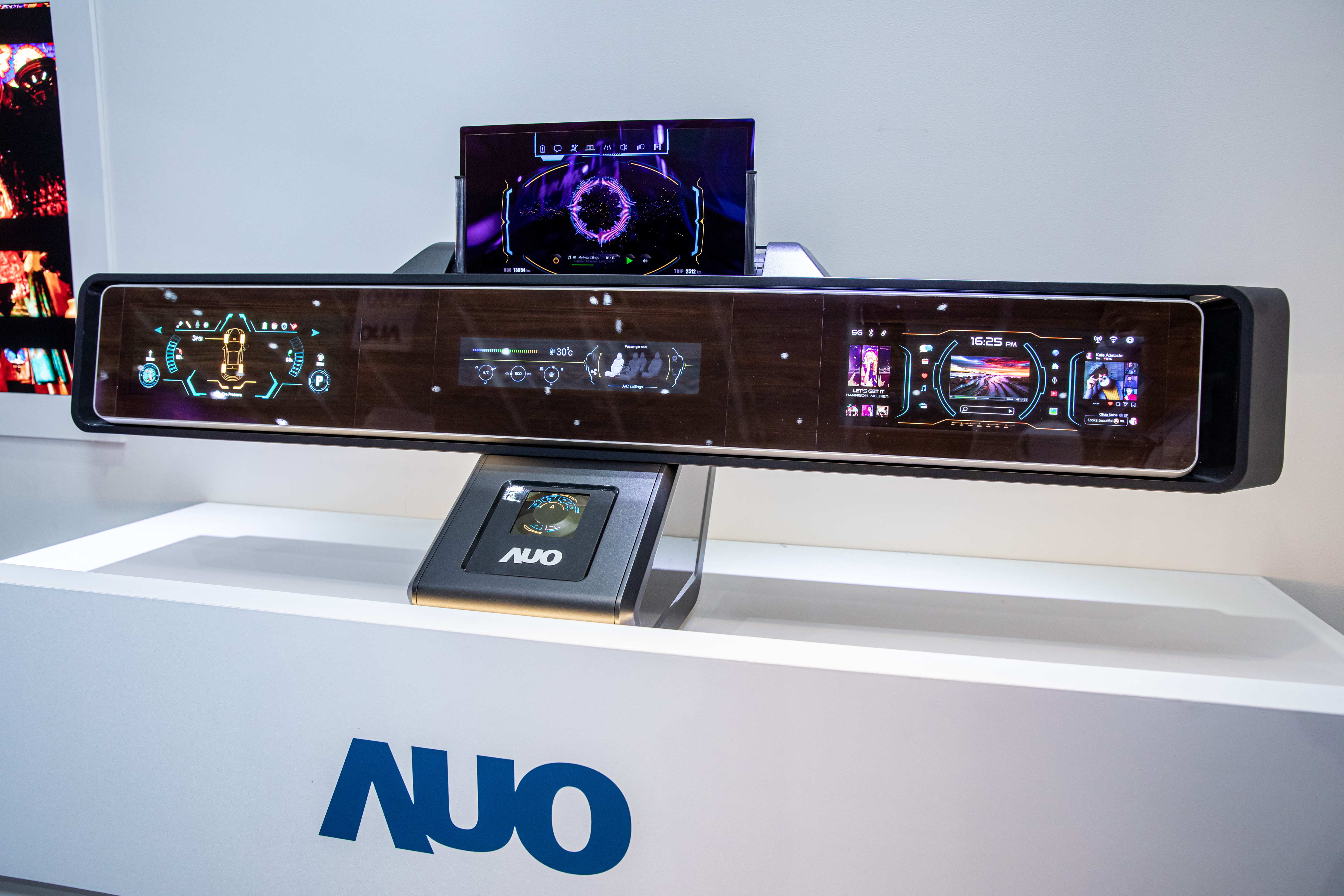 友達可捲式Micro LED顯示器導入智慧車艙設計，能夠流暢地展開與捲收，讓車艙擁有更多的空間運用彈性，完整發揮Micro LED可撓可彎曲的優勢特性