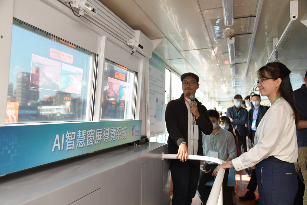友達整合透明Micro LED智慧窗，透過景物GPS座標定位追蹤乘客視線，可即時在智慧窗提供正確的導覽資訊