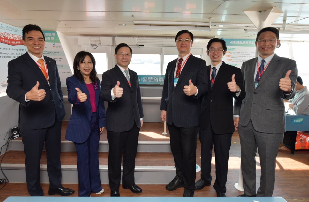 由經濟部技術處指導推動，透過友達光電、工業技術研究院與船舶中心三方合作，於高雄亞灣智慧渡輪率先導入最新Micro LED透明顯示器屏今(22)日啟用(左起友達光電營運長暨總經理柯富仁、高輪公司董事長黃淑美、經濟部次長林全能、高雄市副市長羅達生、經濟部技術處科長張能凱、工研院電光系統所副所長李正中)