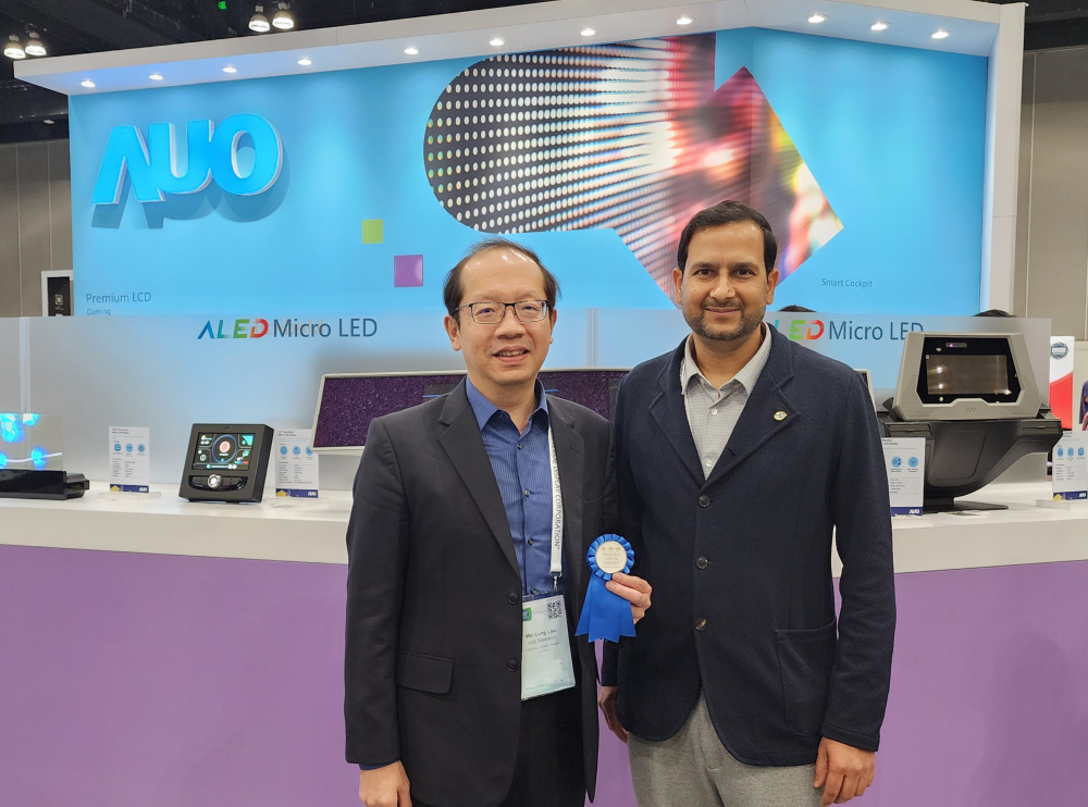 友達光電於2023 SID顯示週，由SID國際資訊顯示學會評選頒發「最佳中型展位獎」。左為友達光電技術長廖唯倫。