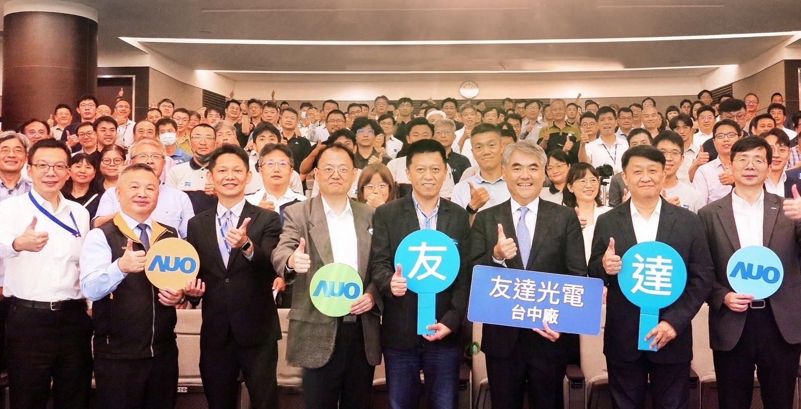 友達以太陽能解決方案領航者，跨足建築領域，4日在台中廠區舉辦「光電建築一體化研討會」，邀請產業先驅共同推動綠化，打造新一代智慧綠建築。