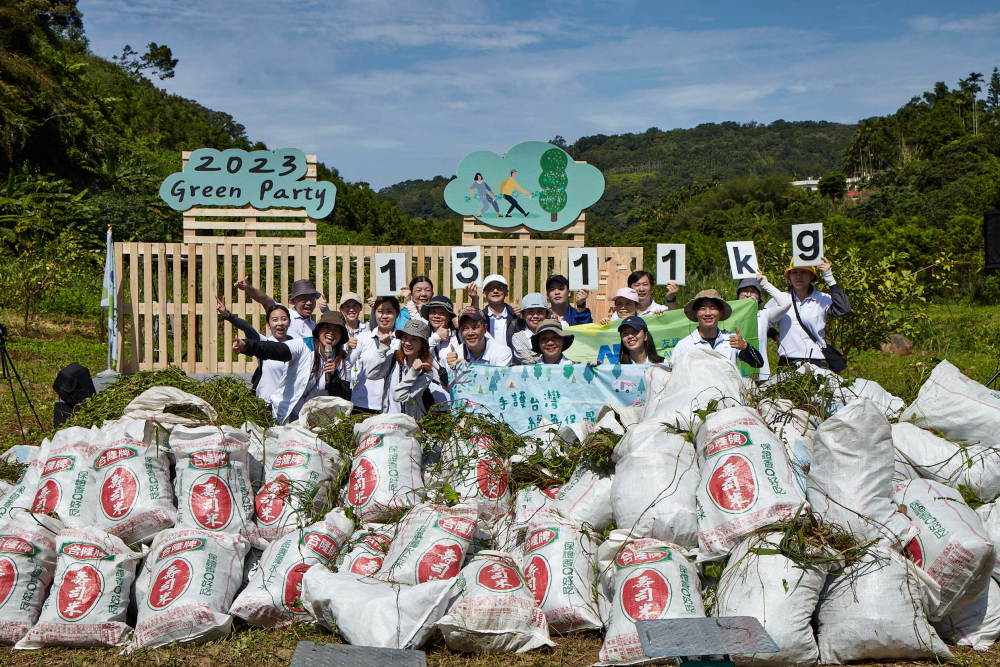 友達集結超過200位志工，攜手移除高達1311公斤的外來入侵種「小花蔓澤蘭」