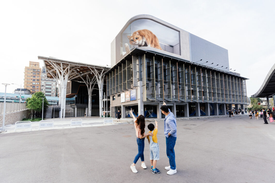 友達打造全台最大戶外裸視3D LED弧形螢幕，將超立體的軟萌胖橘貓動畫活躍於頂樓外牆
