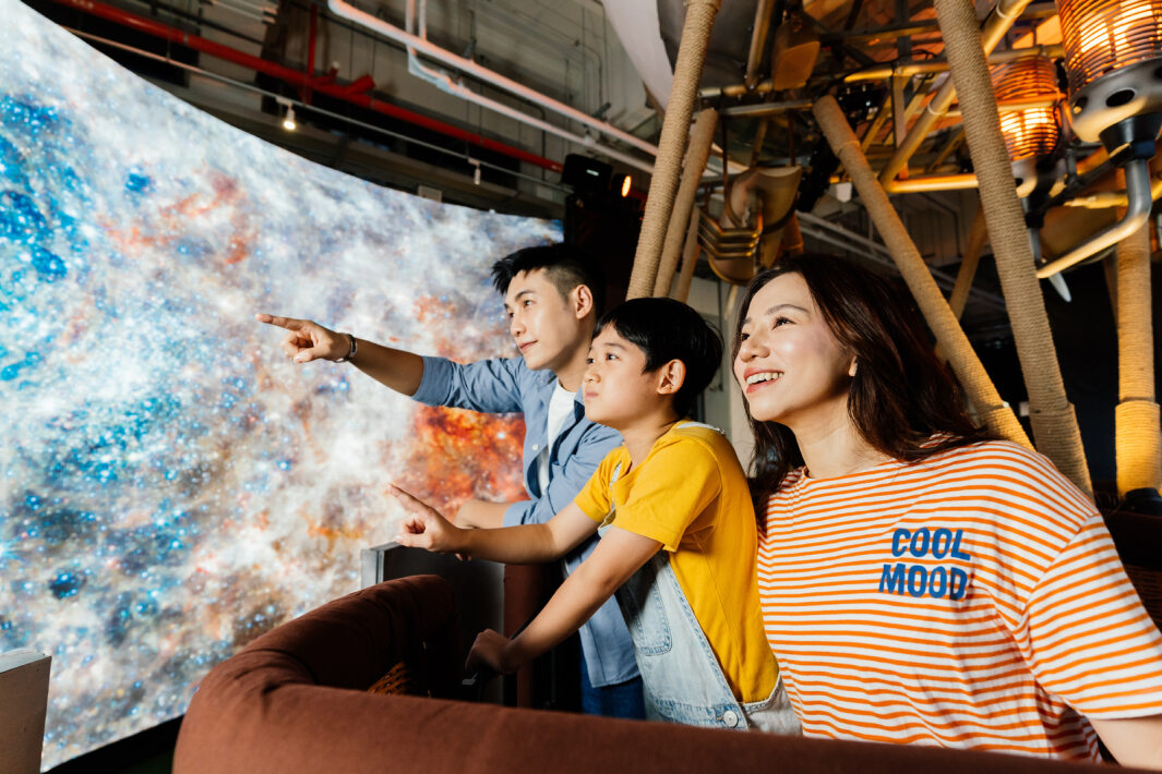 友達打造全台最大寬6公尺、高4公尺、唯一搭載LED弧形拼接顯示屏的動感飛行船，讓乘客駐足在熱氣球上，享受身歷其境的偽出國旅遊樂趣