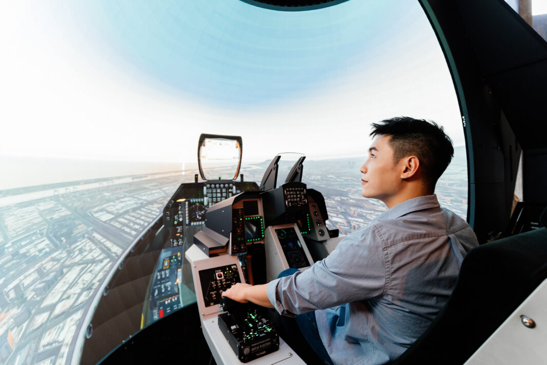 友達以P1.25小間距打造球形LED模擬艙，搭配智崴的精密六軸動態座椅，結合友達專業影像調校技術，呈現擬真模擬飛行場景