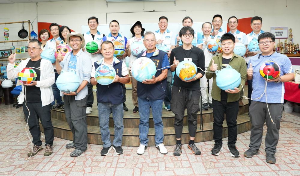 友達光電暨友達永續基金會董事長彭双浪與農業部林業及自然保育署新竹分署夏分署長、供應商夥伴、在地鄰里協會、社企團體，以循環再生的海廢浮球倡議從源頭減廢，為地球移除塑膠垃圾，共同「手」護台灣美麗海岸