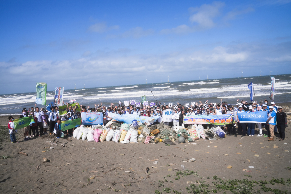 友達永續基金會召集企業志工、產官學和供應商夥伴，在苗栗後龍外埔魚港1340保安林海岸淨攤，齊心協力清除1.2公噸海洋廢棄物，以行動實踐對環境友善的承諾