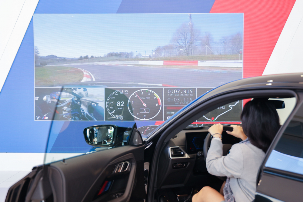 顧客按下虛擬Engine Start按鈕，啟動預選車款的引擎聲浪，螢幕同時呈現德國紐柏林賽道的試駕畫面，坐進車內一秒化身駕駛員馳騁奔騰