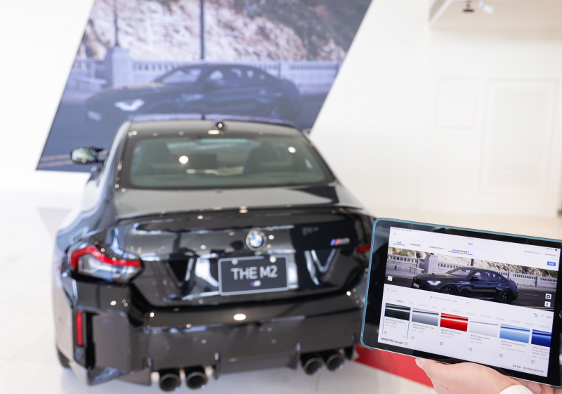 賞車介面即時投放到LED牆上，顧客可即時更換車輛內裝、零件選配與車款配色，提供近乎與實車等比例的沉浸式無死角虛擬賞車體驗