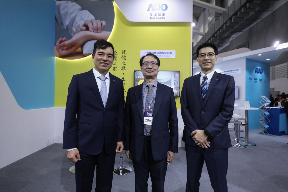 首次於醫療科技展亮相的友達耘康，捐贈數位化檢測設備與研究經費，協助衛福部國家中醫藥研究所打造中醫大數據資料庫。圖由左至右為友達光電執行長暨總經理柯富仁、衛福部國家中醫藥研究所所長蘇奕彰、友達光電智慧醫療事業群總經理廖世宏