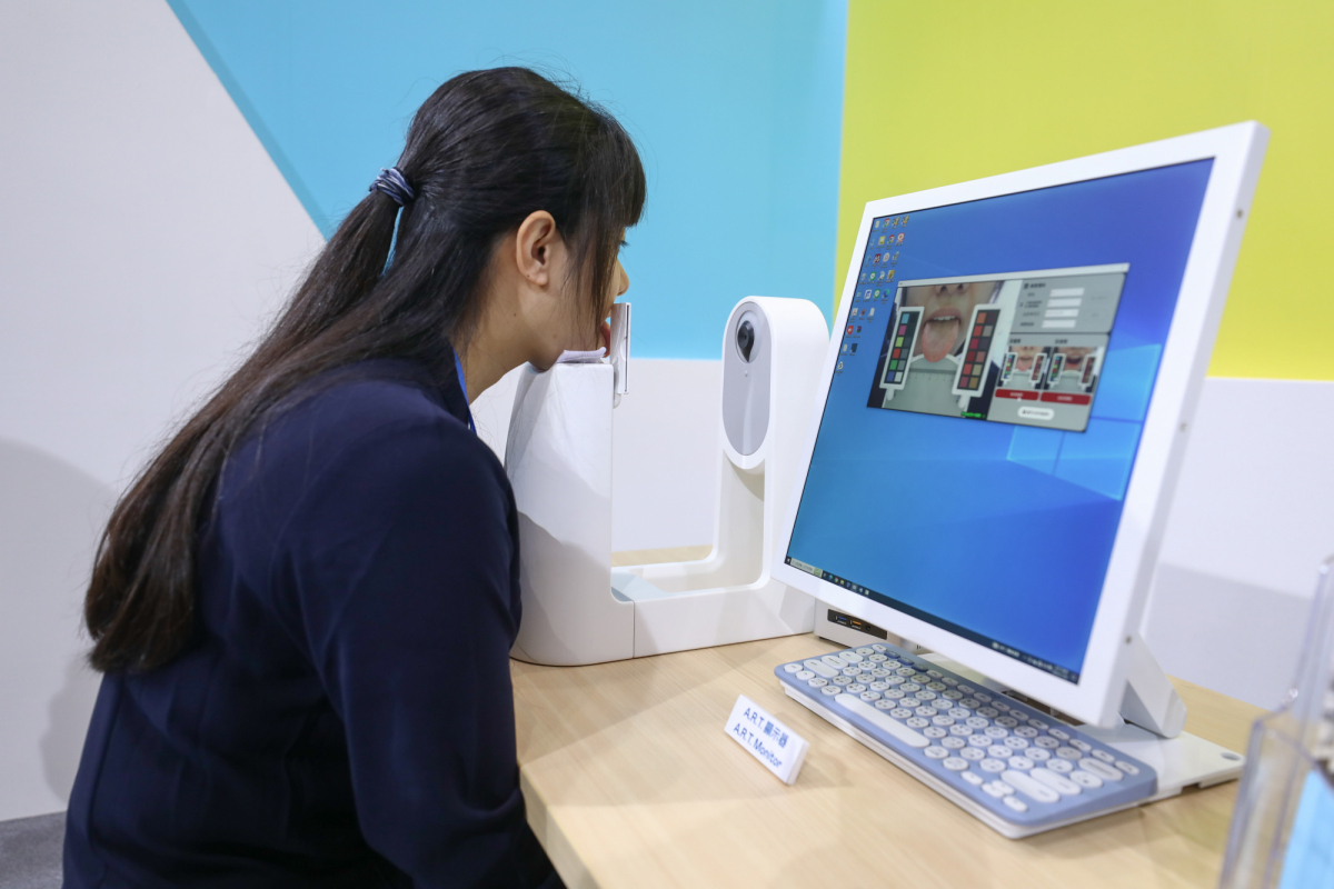 友達耘康延伸友達卓越的感測技術及色彩管理專長，研發出舌象擷取系統，可提供數據化、影像化的檢測結果，輔助醫師與專業醫事人員做為臨床研究、檢測結果評估與檢測紀錄的留存