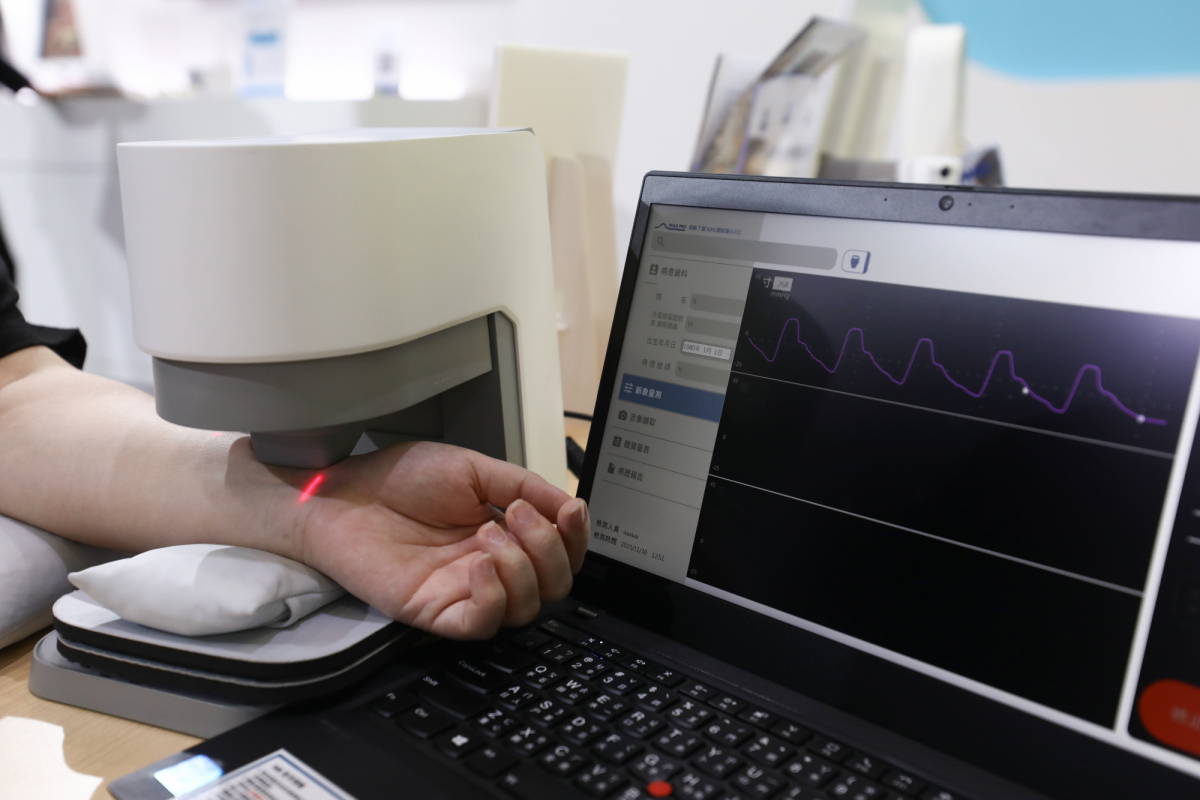 友達耘康脈象檢測系統透過電腦精準控制升降系統，還原中醫師三指把脈過程的舉、按、尋手法，將脈象感受轉化成數據，實現智慧醫療及準確性