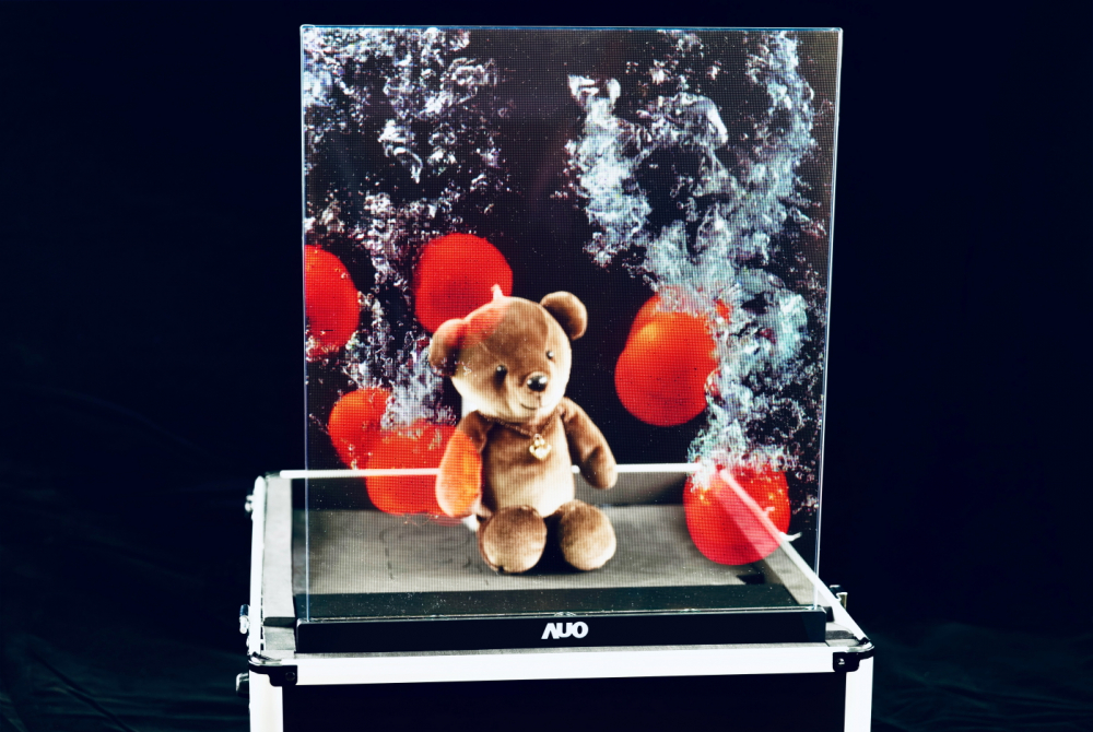 友達以次世代Micro LED顯示技術打造之透明顯示器，具備高穿透、低繞射、高亮度、可拼接之特性，可廣泛應用於智慧移動、零售、育樂和醫療等多元場域