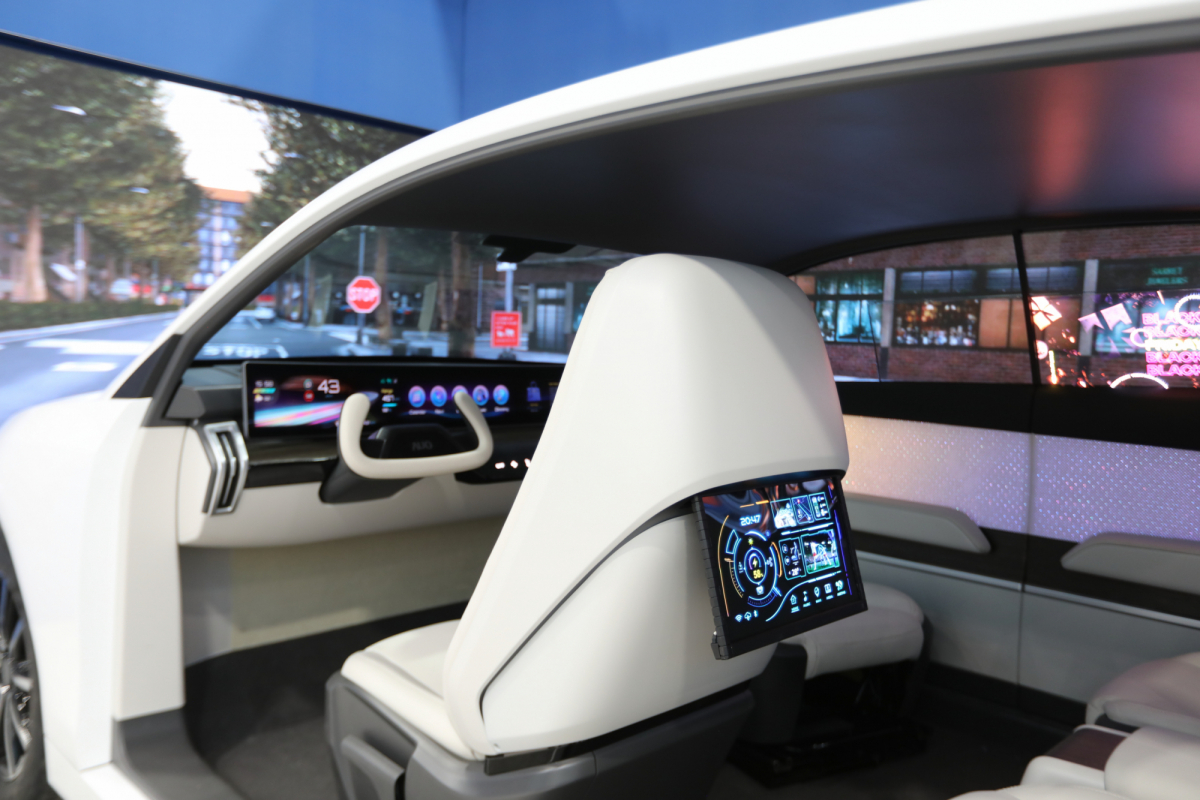 开云电竞的「可卷式后座娱乐显示器」加强后座乘客的感官体验，并保有个性化设计，可依使用偏好进行动态调整。