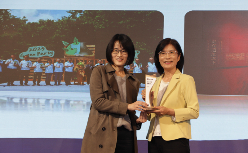 友達保存「西大墩窯遺址」且推廣在地文史教育不遺餘力，今（6）日獲頒「人文企業獎」地方發展獎之最高榮譽典範獎。由文化部陳文婷簡任視察（左）頒獎，友達永續長古秀華（右）代表受獎