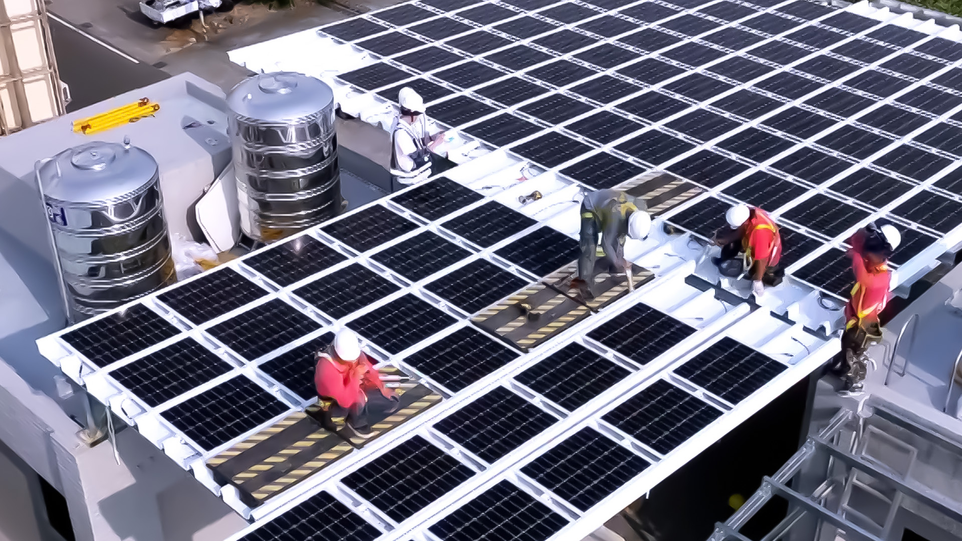 开云电竞着力于替代能源之技术研发，如光电浪板的相关制程、设备与产品，其中所开发之光电整合型浪板，减少传统金属支架安装，更提升耐候度，可广泛运用于多元场域，并辅助建筑达到净零碳排目标