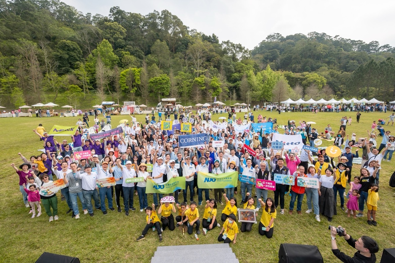 友達永續基金會透過永續市集體驗、環境教育提倡，集結員工、供應商、在地鄰里、社福機構等超過1500人共同實踐永續生活