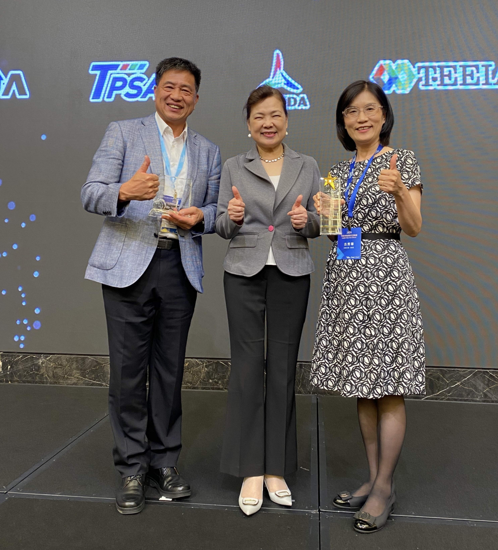 友達致力推動永續發展，於Touch Taiwan2024以3R策略貫穿Display、ESG展位實現綠色展覽目標之成果，Display展位獲綠色裝潢設計鑽質獎最高榮譽，ESG同獲金質獎殊榮。由經濟部長王美花（中）親自頒予友達光電董事長彭双浪（左）、友達光電永續長古秀華（右）