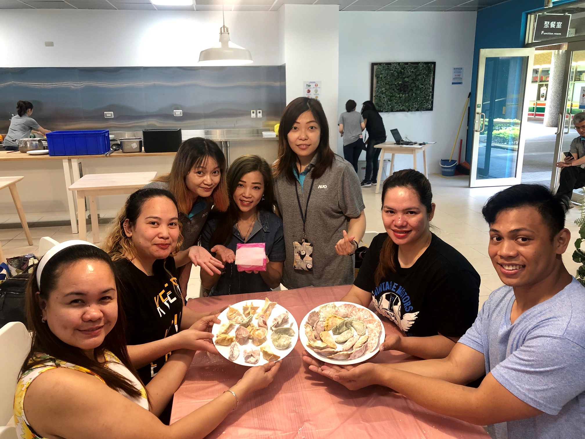 友達將DEI理念貫徹到企業文化和實踐，舉辦如台菲廚藝交流等活動，讓同仁了解彼此文化差異、培養情感