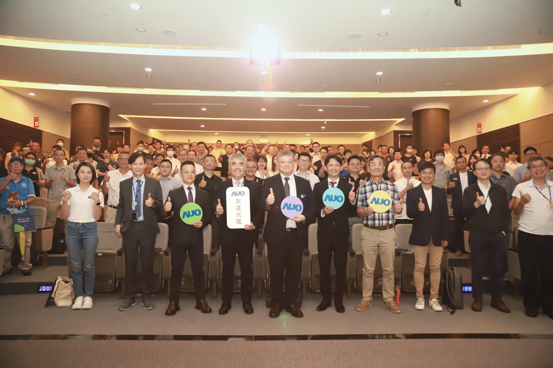 友達光電邀請領域專家共研再生能源發展、電力需求及建築物減碳等議題進行交流，盼共擘綠色永續生態圈的嶄新契機。