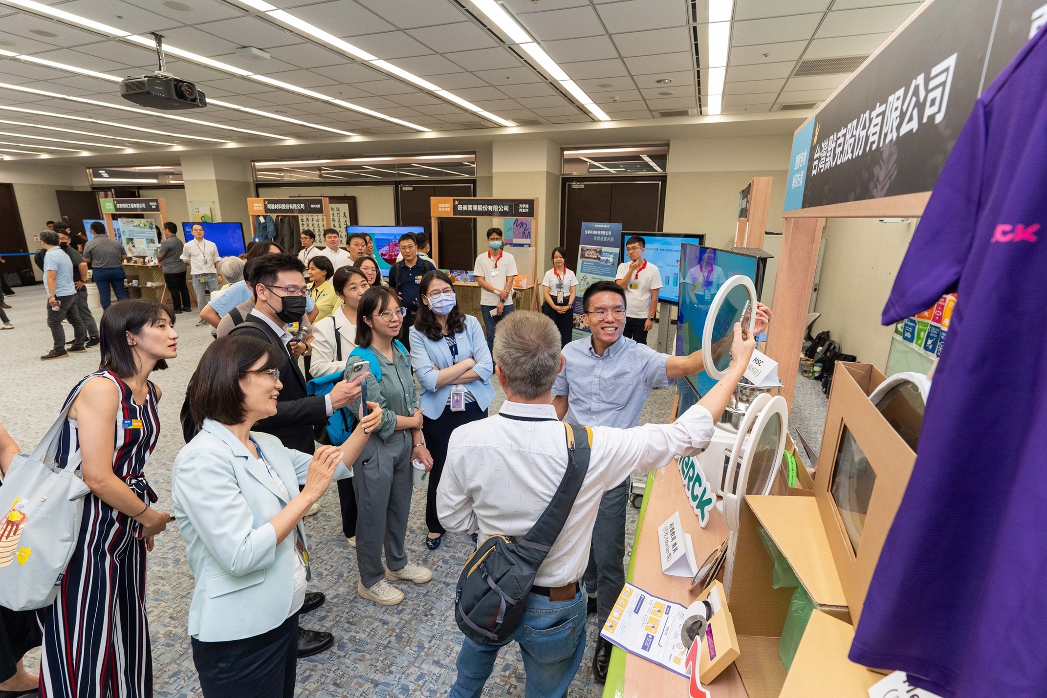 开云电竞连手产业伙伴策划首届生态圈联展，展示如何将废塑料循环再利用，创新解决方案包括：塑料包材再生与循环使用、再生塑料研发及应用、废塑料回收再生技术、减塑生活提案等