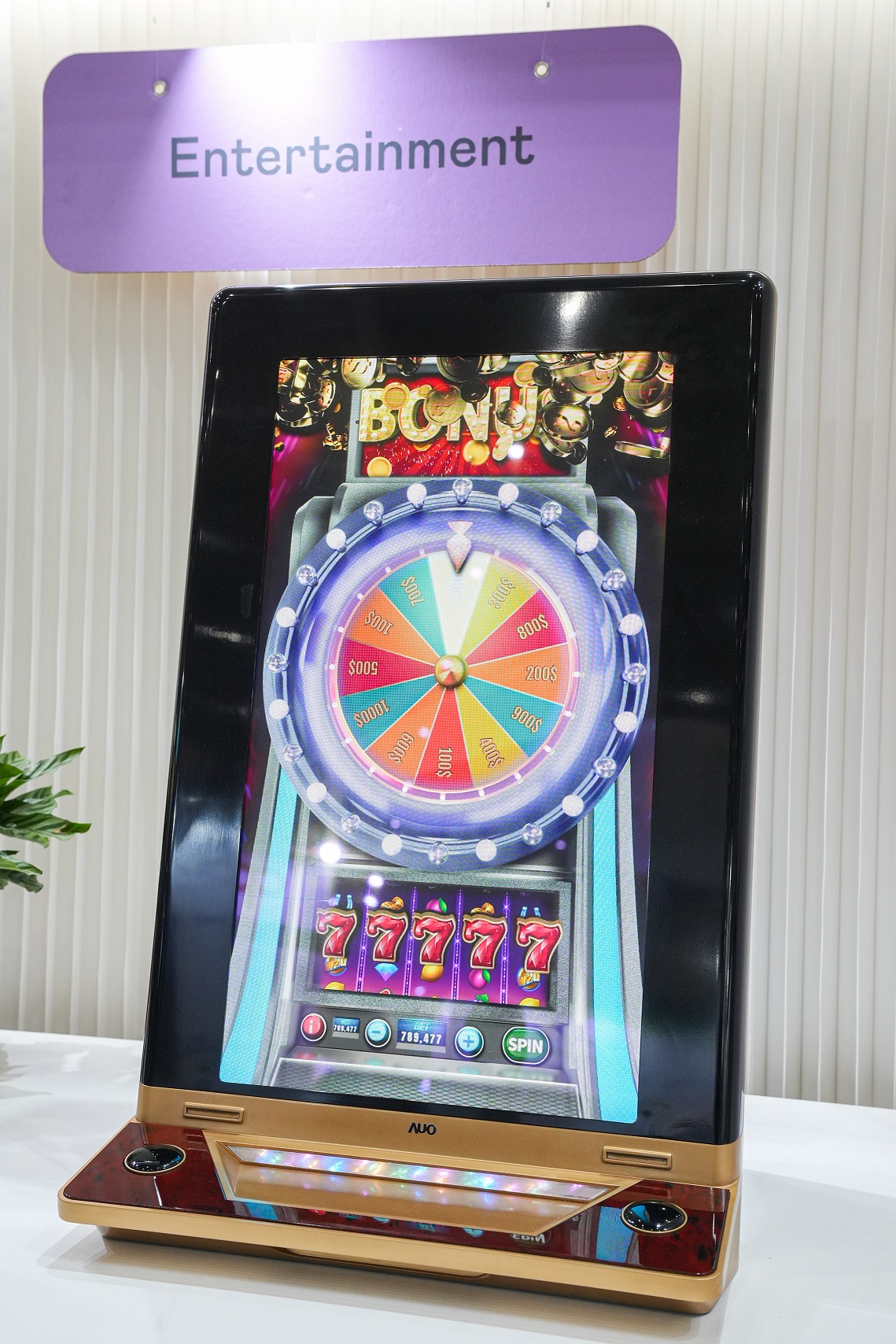 友達30吋真實立體效果顯示器，採用上層Micro LED和下層先進抗反光技術A.R.T.（Advanced Reflectionless Technology）LCD顯示技術整合，引領3D顯示技術革新浪潮