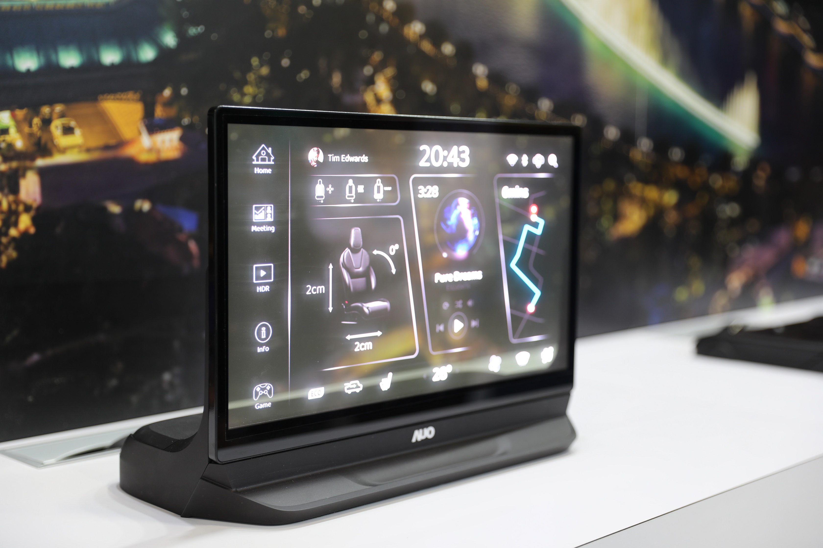 友達將Micro LED透明顯示技術整合黑切換技術的解決方案，釋放強大的技術自主開發能力，跨越室內外應用界限，開創業界第一台17.3吋快速黑切換透明觸控Micro LED顯示器