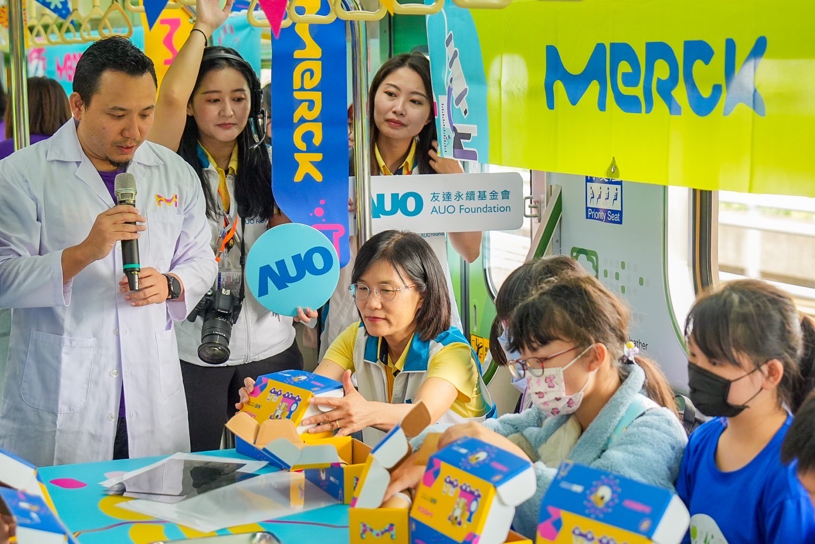 友達以光電、再生能源、水資源三大核心，設計「再生能源和循環經濟」多元永續教育主題，並攜手供應鏈夥伴默克開發創意科學教材及實作體驗，期讓永續素養透過科學探索向下扎根