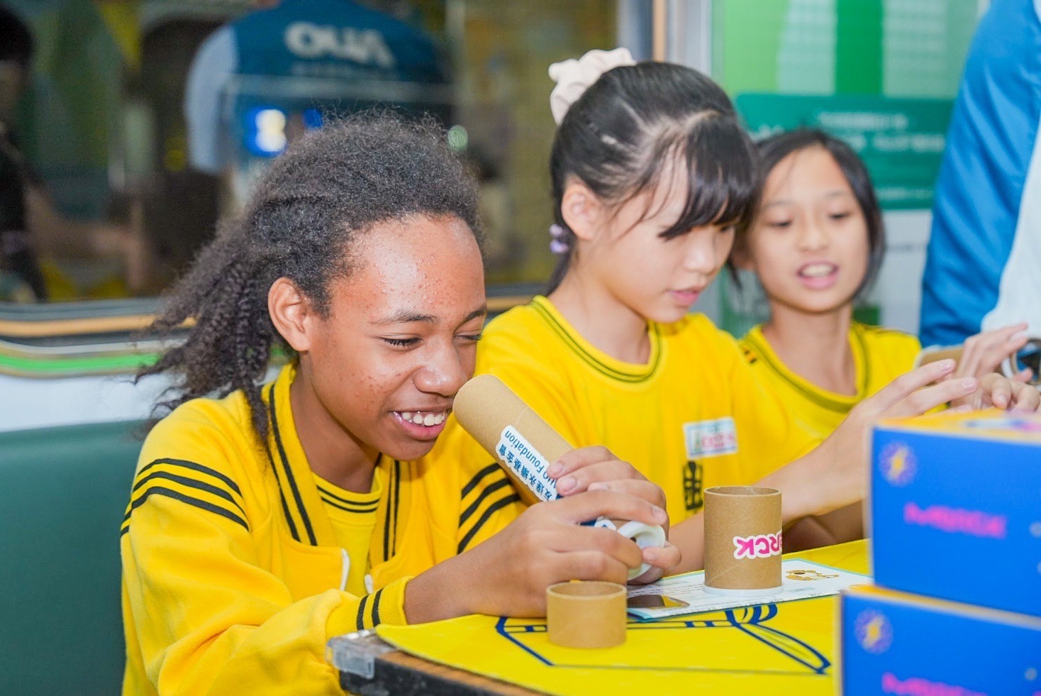 友達與默克分別回收不再使用的偏光片及液晶顯示模組，設計光電課程「玩轉光與闇」，讓學生們親手製作偏光萬花筒與簡易液晶顯示器，實踐循環再生的永續理念