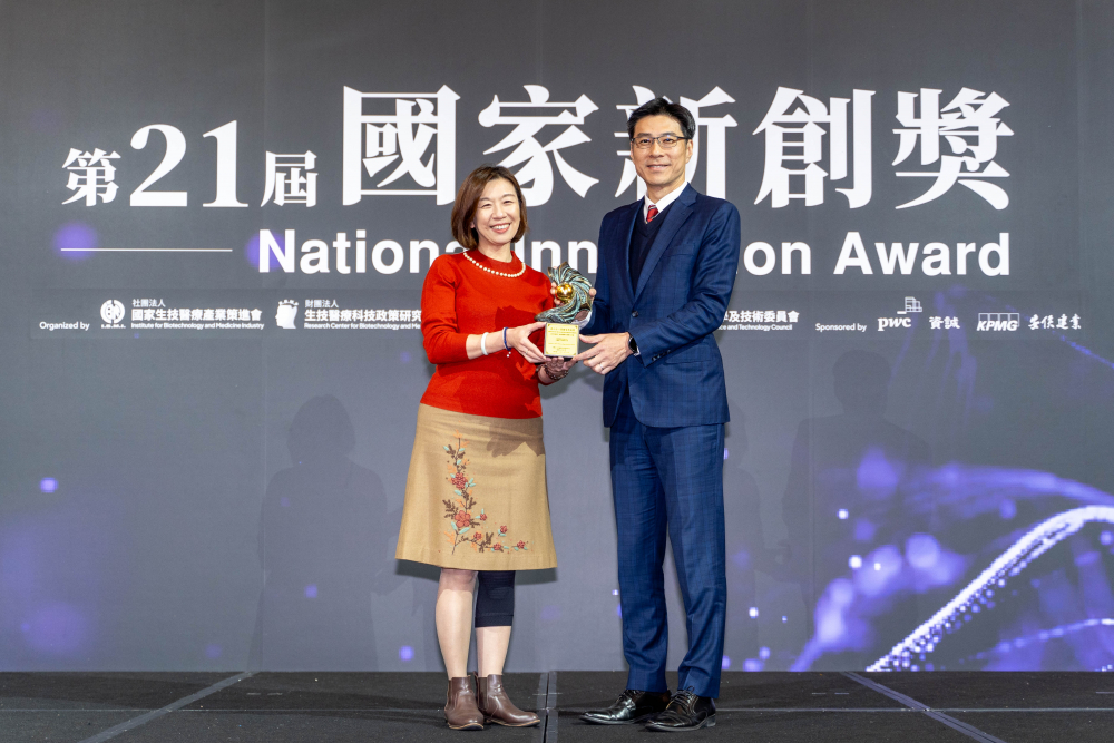 友達旗下子公司友達耘康與達擎分別以「中醫數位化檢測解決方案」及「寬視角3D醫療顯示器」獲得第二十一屆國家新創獎「智慧醫療與健康科技」類別的「企業新創獎」與「國家新創精進獎」兩項殊榮。圖左為衛生福利部政務次長林靜儀、圖右為友達光電智慧醫療事業群總經理廖世宏