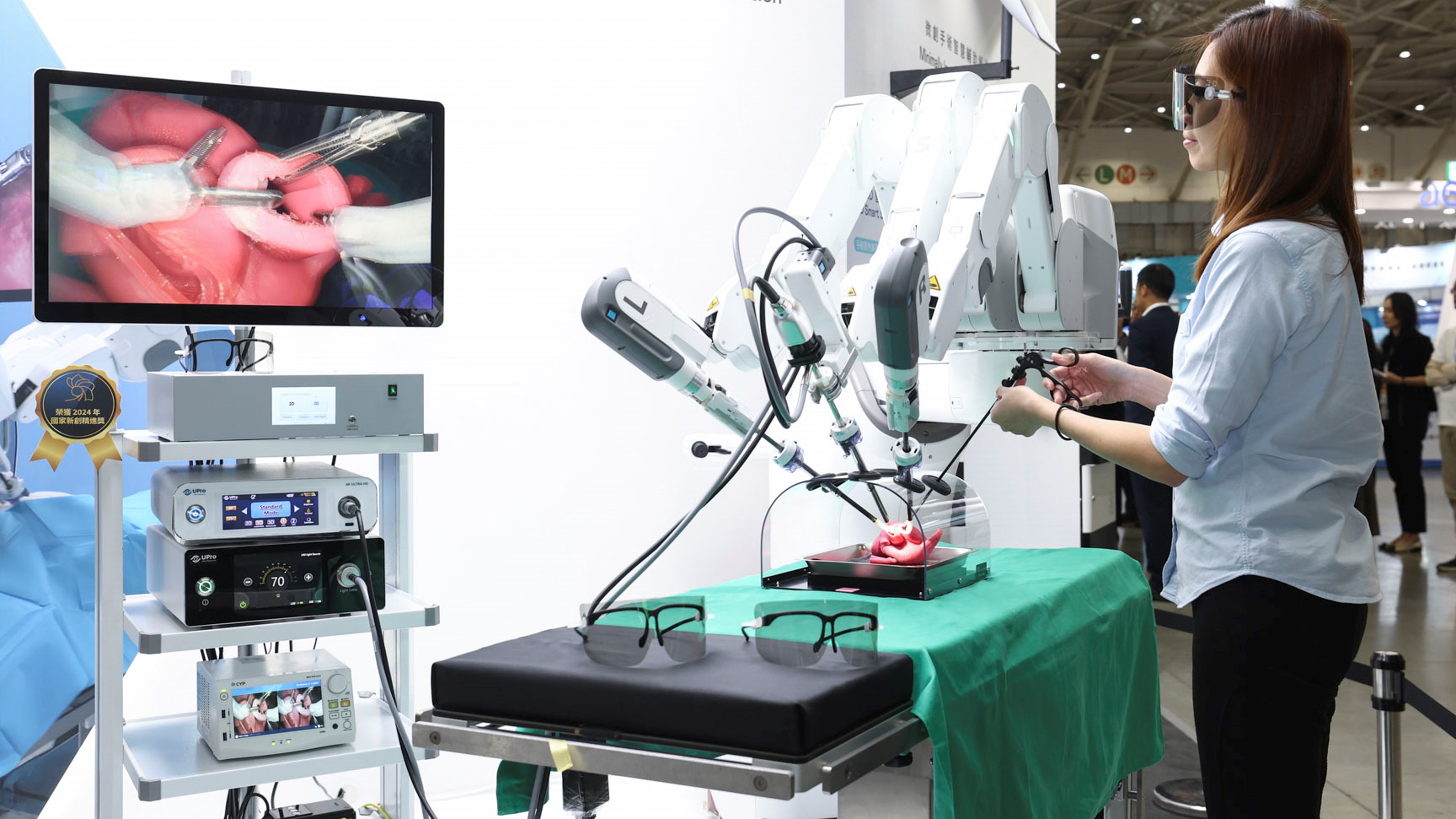 達擎寬視角3D醫療顯示器可應用於機器人手術即時3D解決方案，提供醫療團隊即時、同步的3D手術影像，提升溝通效率與手術安全性