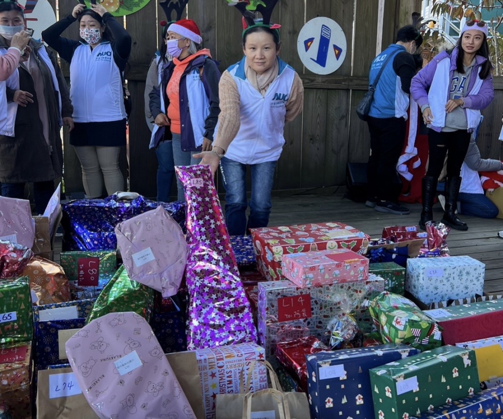 友達永續基金會「圓夢列車」年年迴響熱烈，認捐同仁精心挑選禮物、巧手包裝，整理成隊後，將祝福一一打包送出