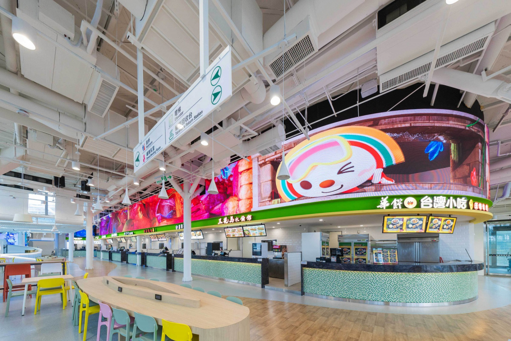 友達穩步推動雙軸轉型策略，旗下子公司達擎攜手傑可達數位與零售業者統一超商合作，為全新改裝開幕的「清水服務區」打造首創的裸視3D體驗牆