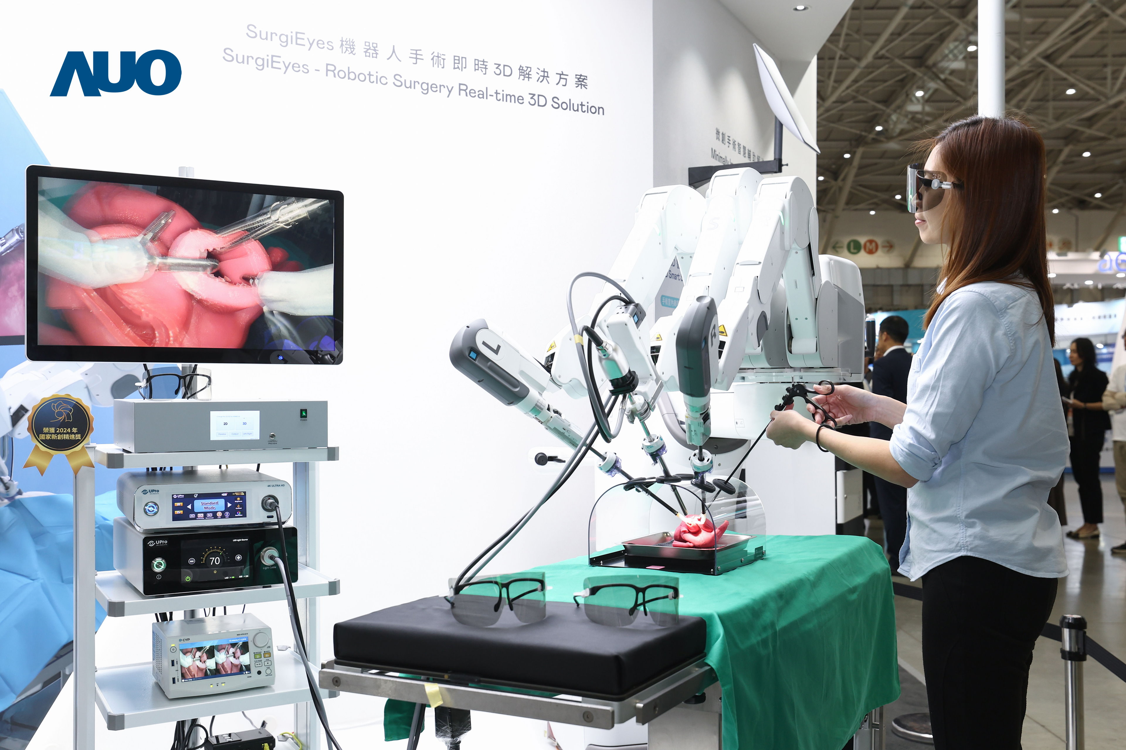 达擎以领先的3D显示技术推出〝SurgiEyes机器人手术实时3D解决方案〞，整合先进3D图像处理与独家3D垂直宽视角、广色域的显示技术，手术团队可实时同步主刀医师视角看到清晰3D影像，提升沟通效率与安全性。