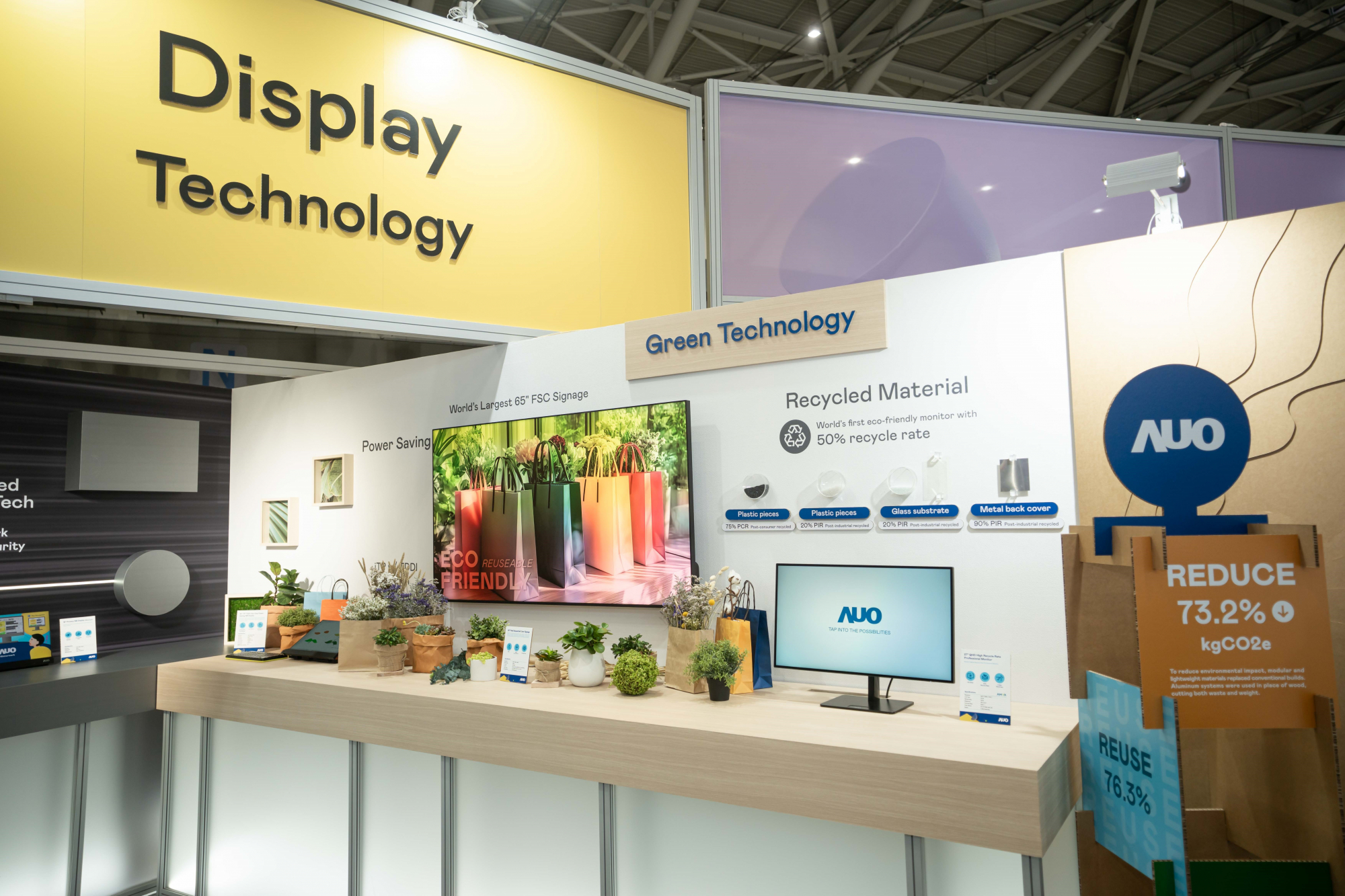 友達Touch Taiwan 2025雙展位再度獲etouch 綠色裝潢設計獎肯定；智慧顯示展位以鋁製模組系統取代傳統木作施作，並在相關裝潢物與設計使用可回收、可重複使用的材料，體現低碳與循環精神。