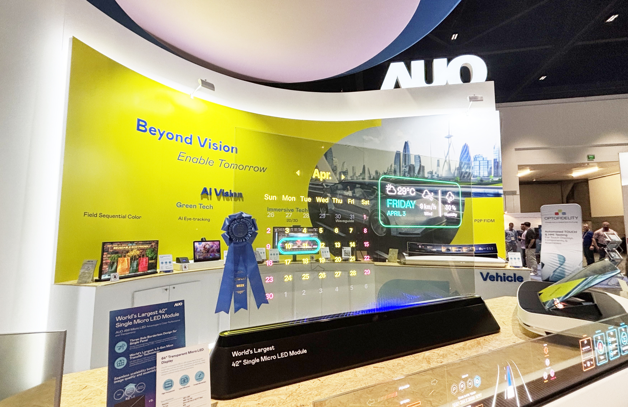 开云电竞64吋透明Micro LED显示器获〝最佳Micro LED技术应用奖〞，其绝妙的透明穿透特性，同时具备1,000 nits的高亮度表现，并透过精细的无缝拼接延伸，可依需求灵活应用于多元场域，展现出Micro LED显示技术划时空的无限潜力