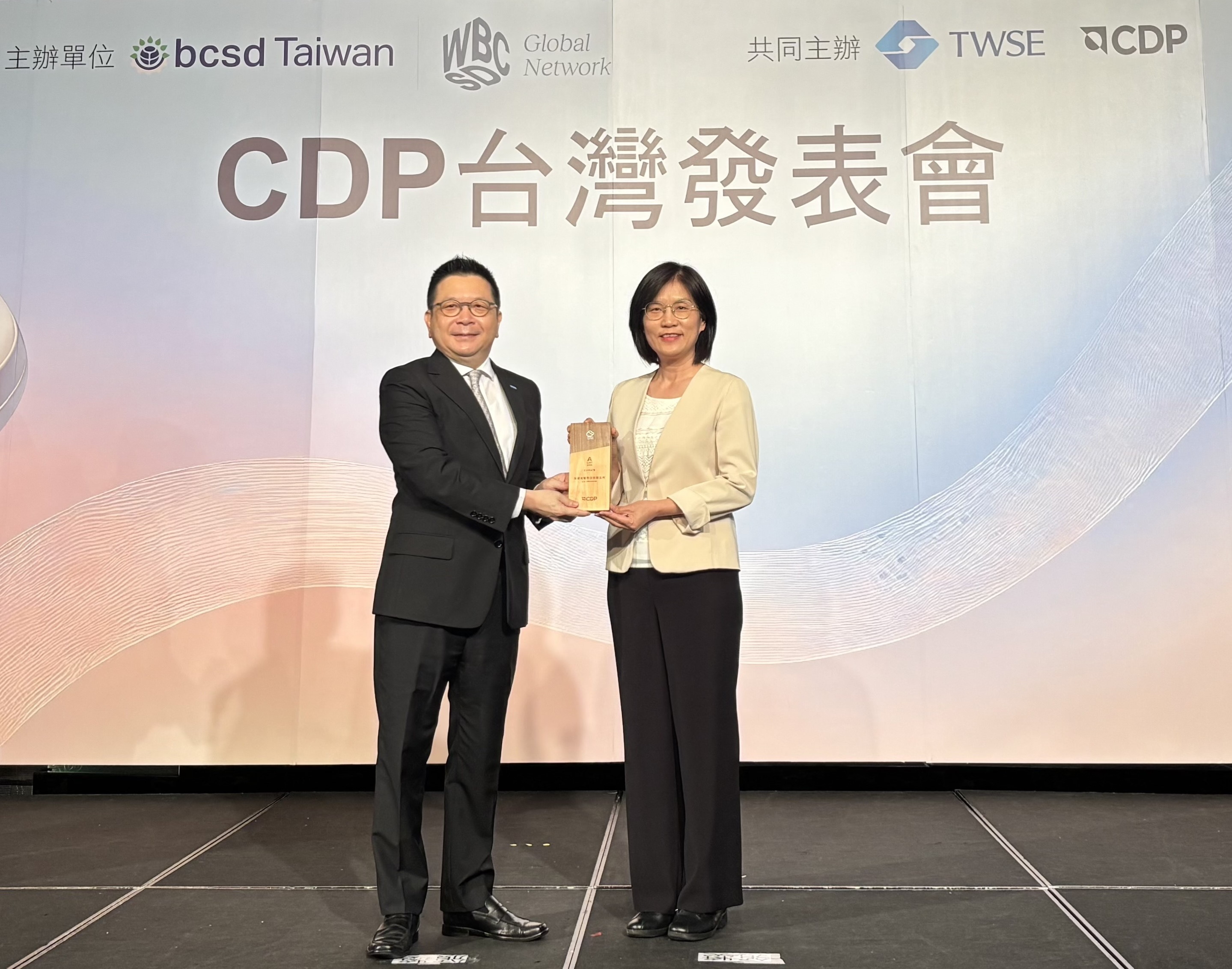 友達永續成果再獲國際評比肯定，獲頒CDP氣候與水資源雙項領導力評級。今由臺灣證券交易所董事長林修銘（左）頒獎，友達光電永續長古秀華（右）代表受獎