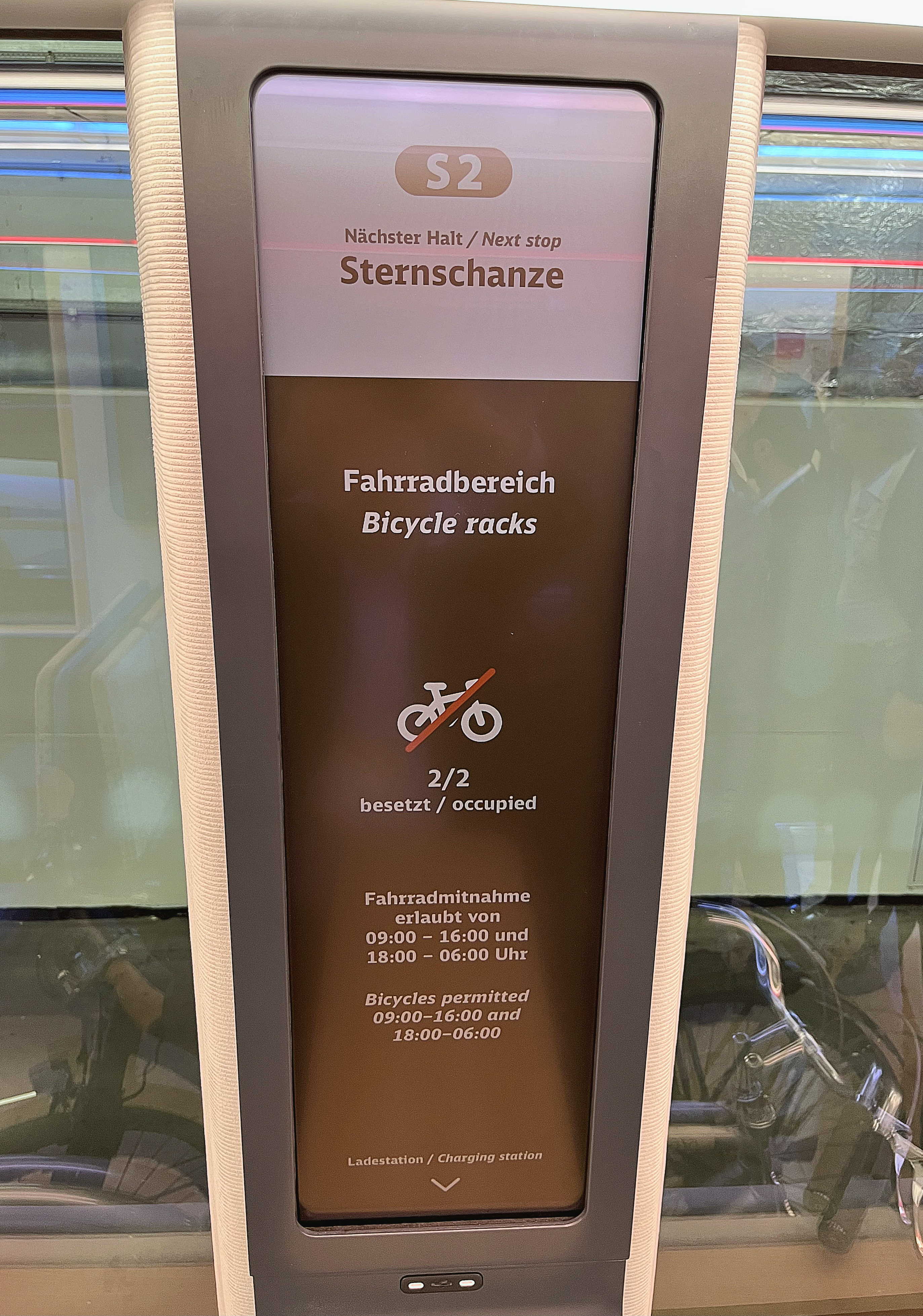 达擎HiRaso显示技术采用胆固醇液晶独特的双稳态特性及反射环境光线的方式，发挥最佳能源运用效率，其仅在更换显示画面时才消耗电力，在持续静止的画面显示上则为零耗电，与传统液晶显示技术相比大幅节省90%能耗