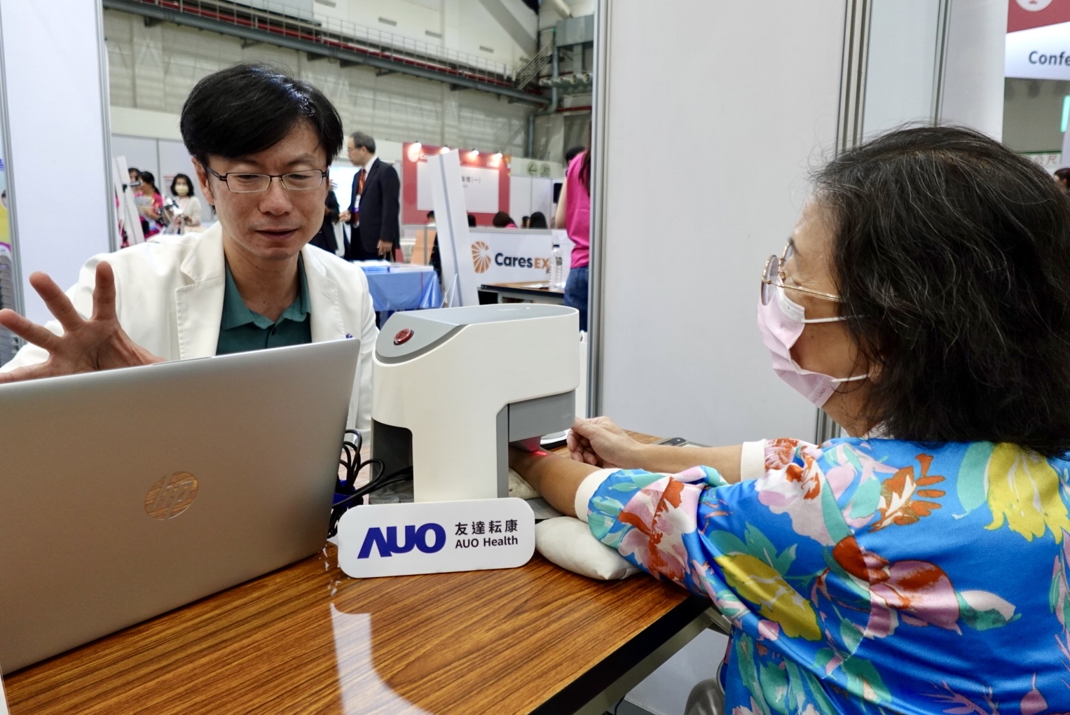 友達耘康與台北市中醫師公會於「2025台北國際照顧博覽會」攜手合作，提供參訪民眾中醫數位化檢測體驗與健康諮詢