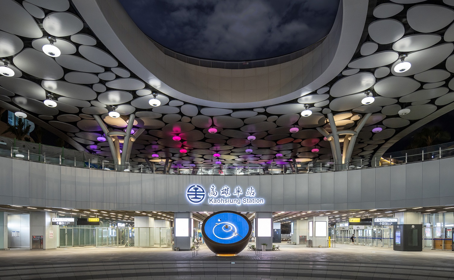 創利空間參與《高雄車站共感空間》公共藝術計畫，擔任視覺科技整合夥伴。於「看時間」天文鐘作品中提供技術指導，整合圓形LED鐘面與鐘體結構，在時間、天象星盤與空間氛圍間生動展演