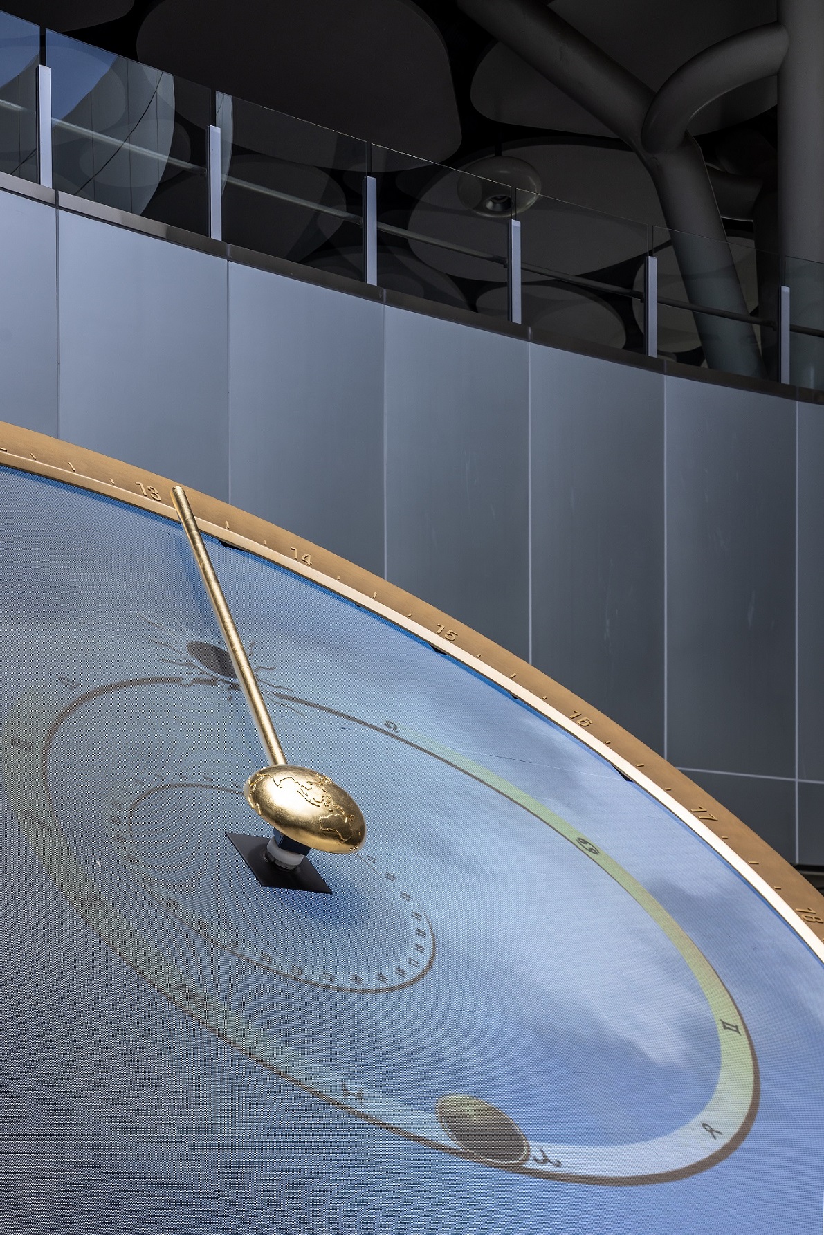 創利空間參與《高雄車站共感空間》公共藝術計畫，擔任視覺科技整合夥伴。於「看時間」天文鐘作品中提供技術指導，整合圓形LED鐘面與鐘體結構，在時間、天象星盤與空間氛圍間生動展演